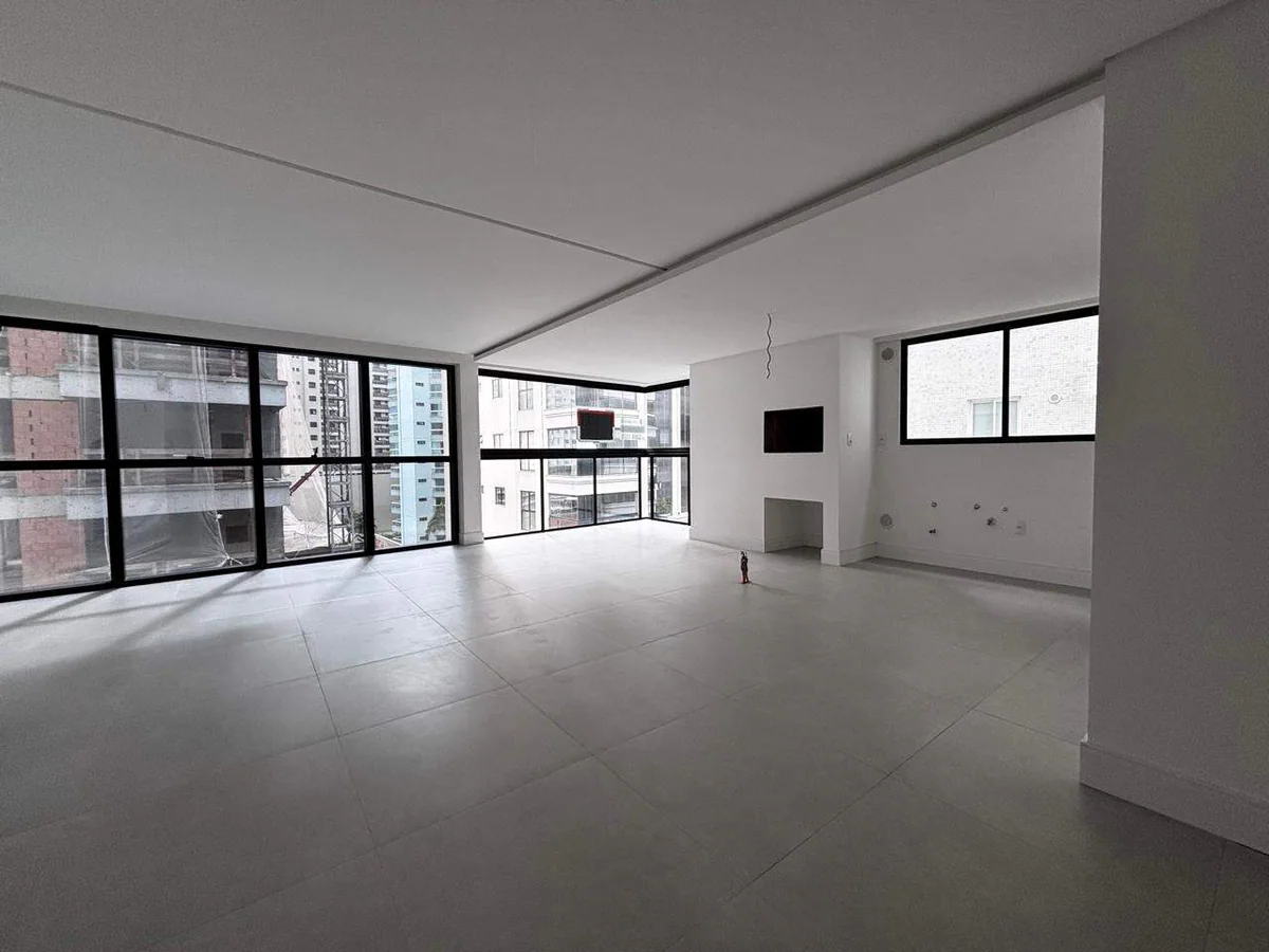 Apartamento em Meia Praia, Itapema