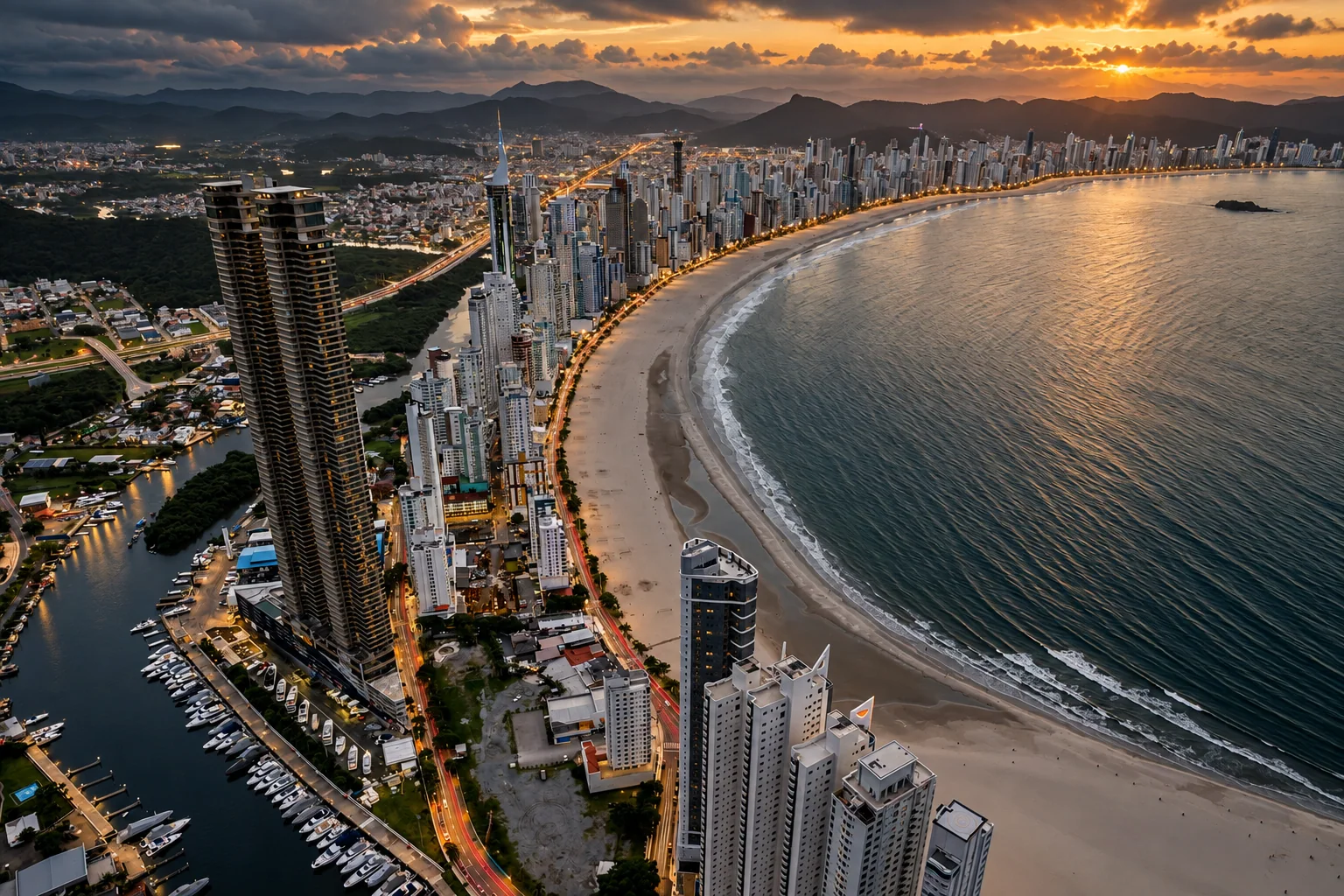Orla de Balneário Camboriú ao pôr do sol